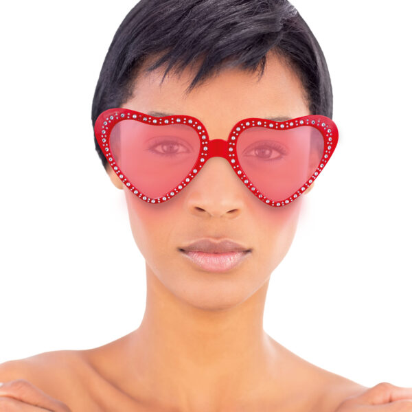 occhiali a cuore rosso con strass