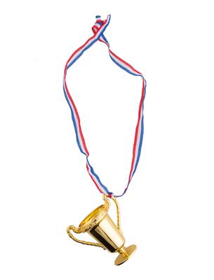 collana con medaglia a forma di coppa dorata