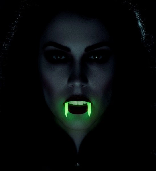 denti da vampiro fluorescenti
