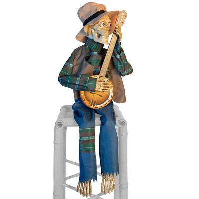 scenografia scheletro animato con banjo su cripta (copia)
