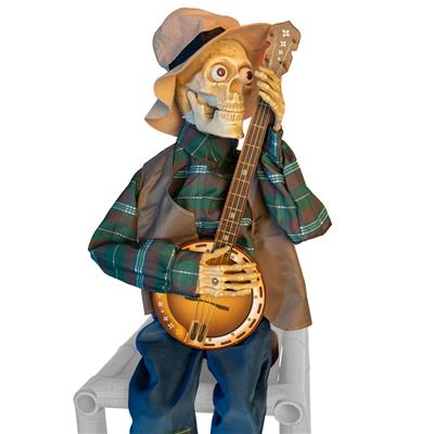 scenografia scheletro animato con banjo su cripta (copia)