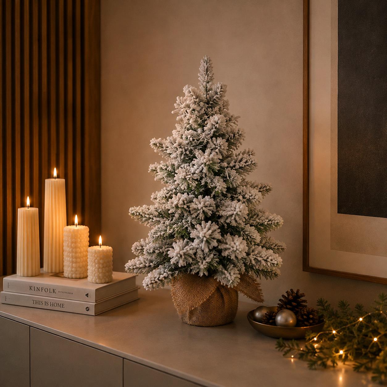 albero di natale innevato da tavolo con pigne e base in juta – 66 cm (copia)