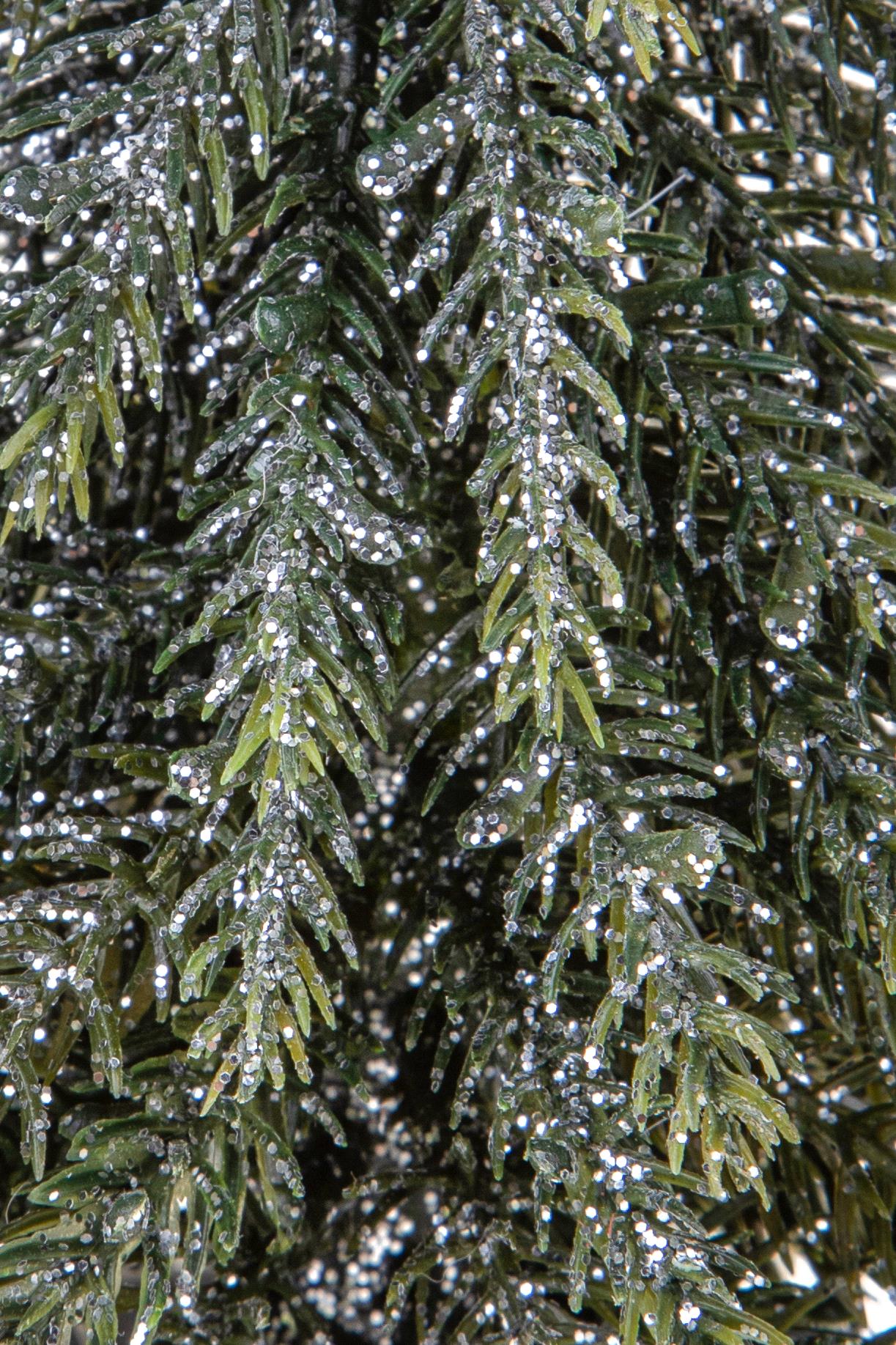 albero di natale con bacche rosse e pigne brinate in vaso (copia)
