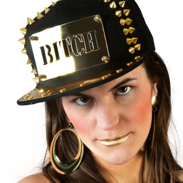 Cappello Nero con Borchie e scritta Bitch Oro