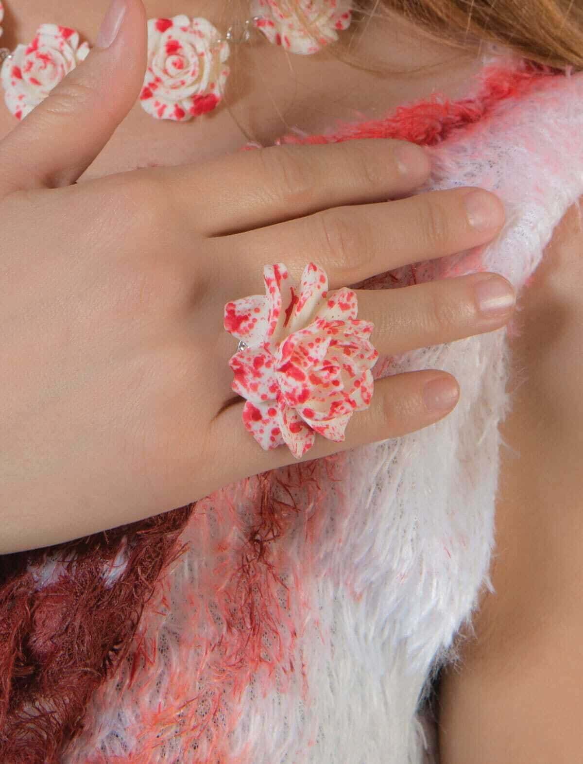 Anello Con Fiori Bianchi Insanguinati